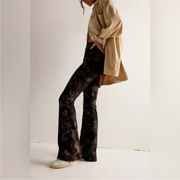 Free People Jayde Metallic Printed Flare Jeans in Black Tie Size 27 - Picture 6 of 16